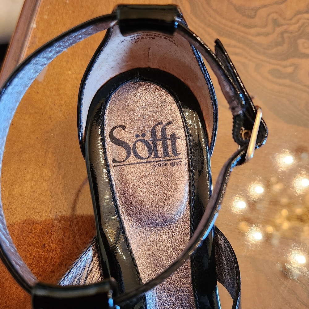 Sofft Black Sandals with Gold Ring Accents - Picture 2 of 2
